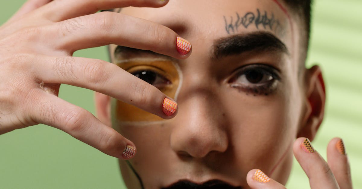 Comparing Vinyl and Latex Safety Gloves for Makeup Application